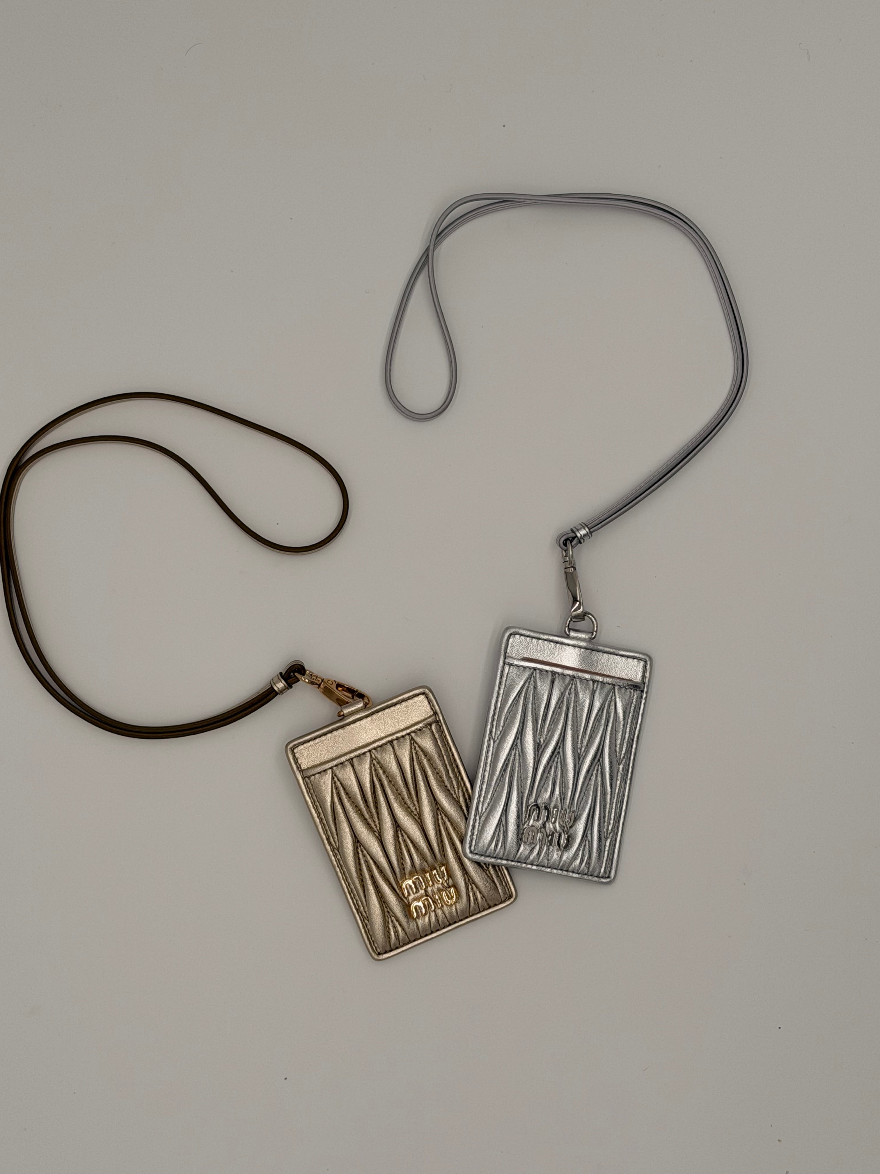 Miu Miu - porta gafetes